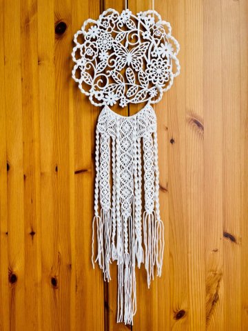 Weißes Makramee kombiniert mit einem hölzernen Blumenmuster Weißes Makramee kombiniert mit einem hölzernen Blumenmuster